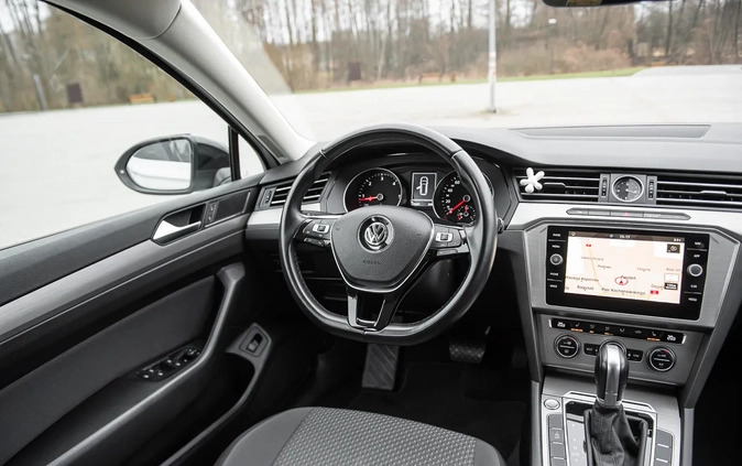 Volkswagen Passat cena 66900 przebieg: 135300, rok produkcji 2018 z Radom małe 596